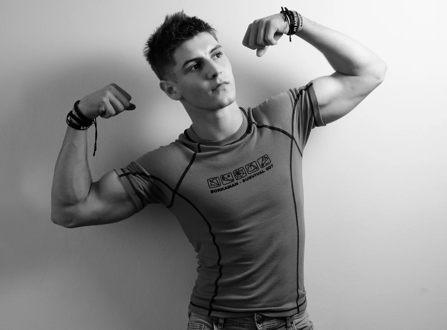 Modelo de fitness profesional que representa fuerza y elegancia en una camiseta estilizada